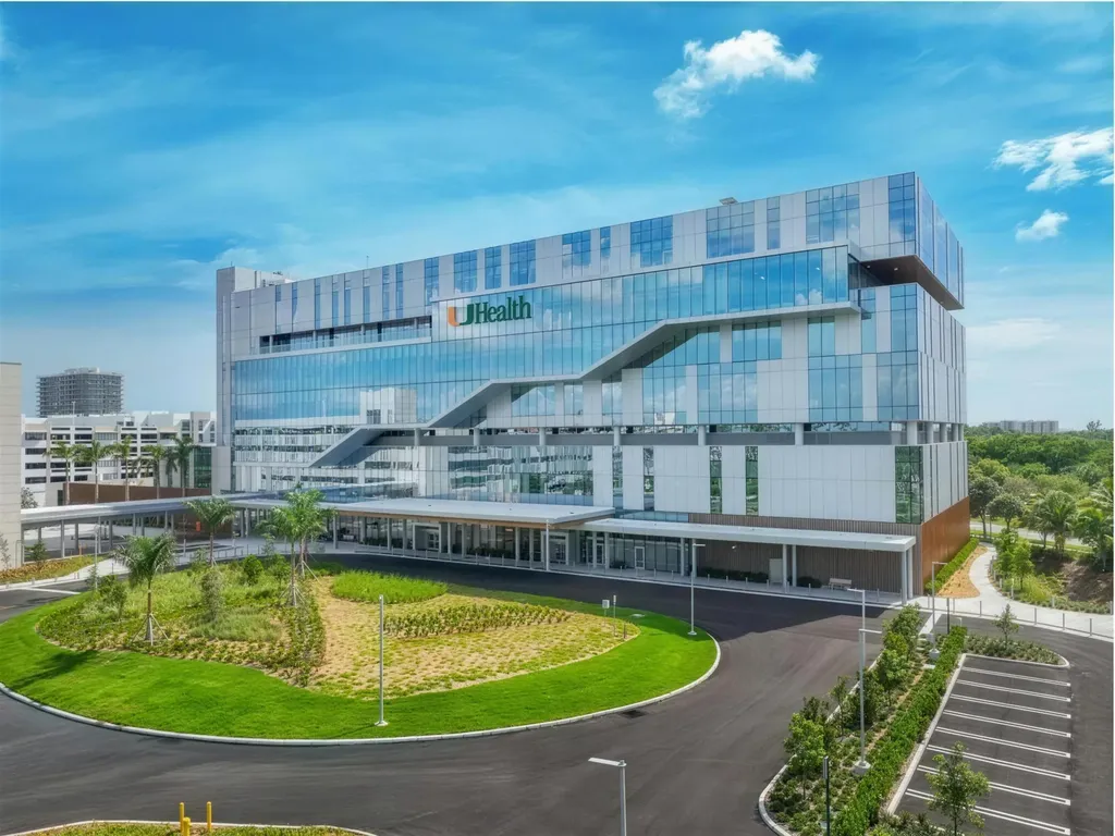 Fachada do centro médico UHealth SoLé Mia