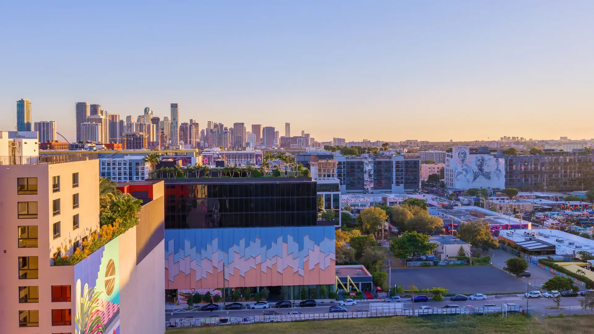 Murais e fachadas artísticas de Wynwood ao entardecer com o skyline de Miami ao fundo