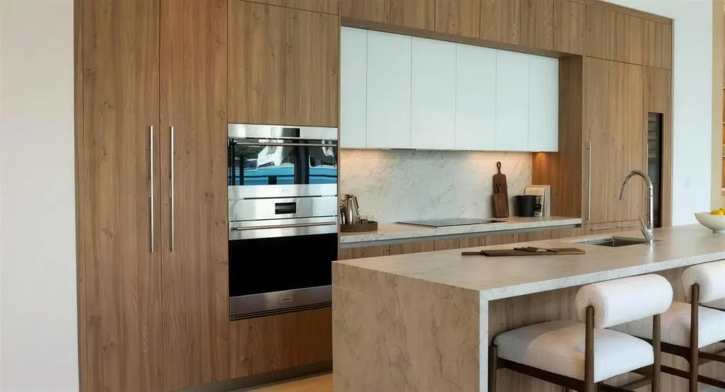 Cozinha Italkraft com cooktop Wolf e refrigerador Sub-Zero integrado