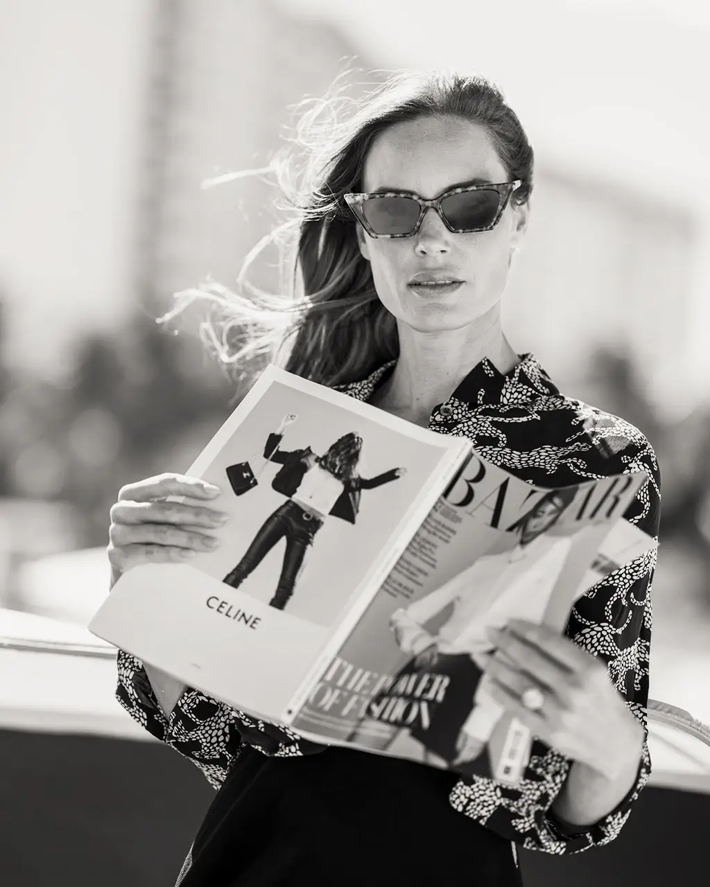 Mulher lendo revista de moda ao ar livre em Miami
