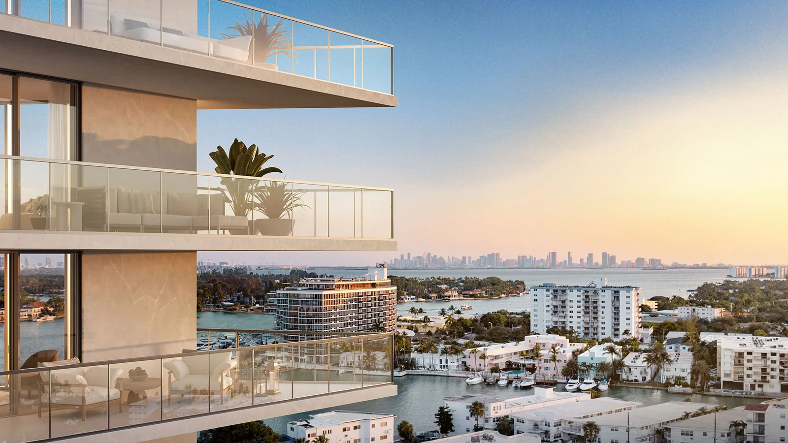 Varandas do Palma Miami Beach com vista para a Biscayne Bay e o skyline de Miami ao entardecer