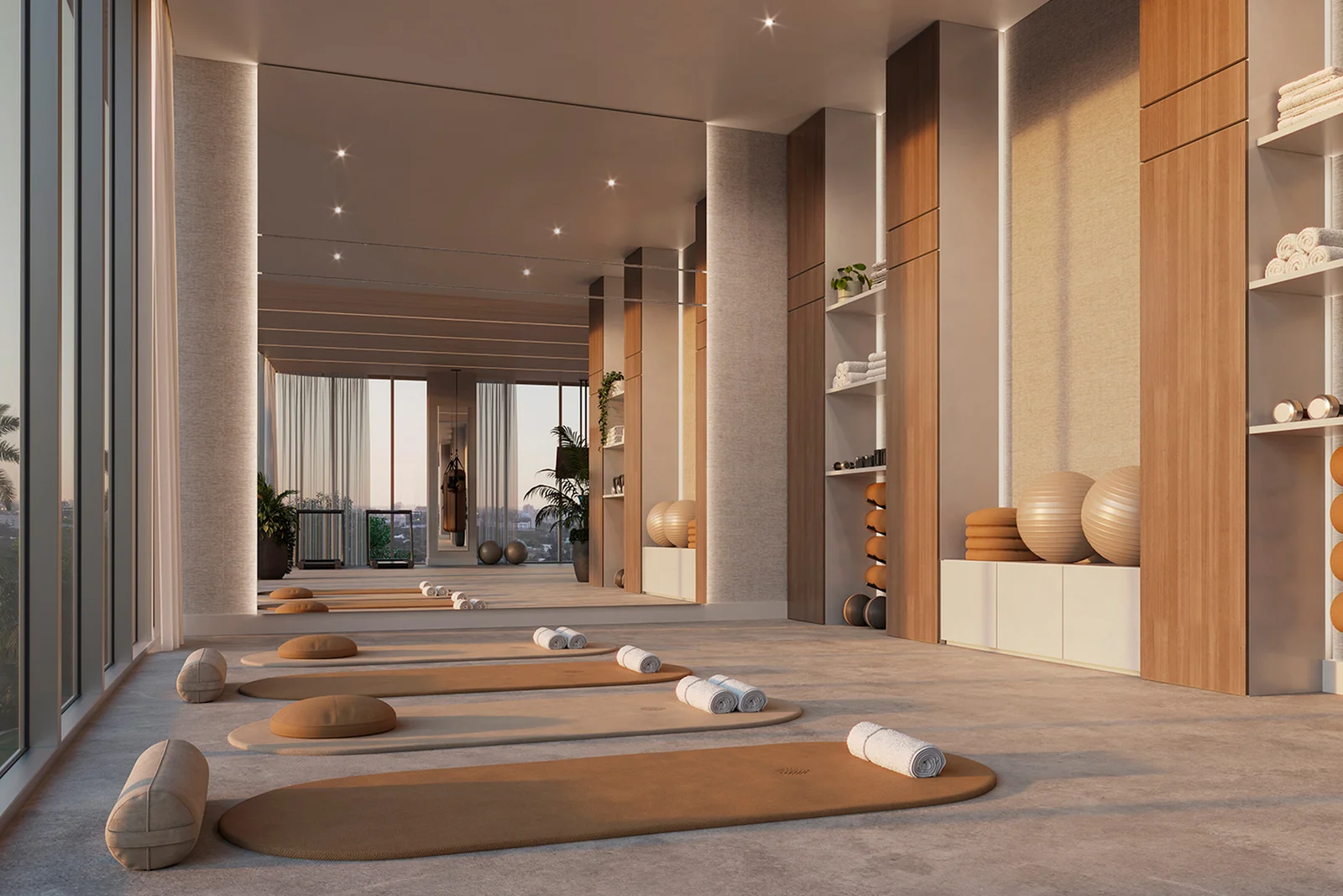 Studio de yoga e pilates com tapetes e vista ao entardecer