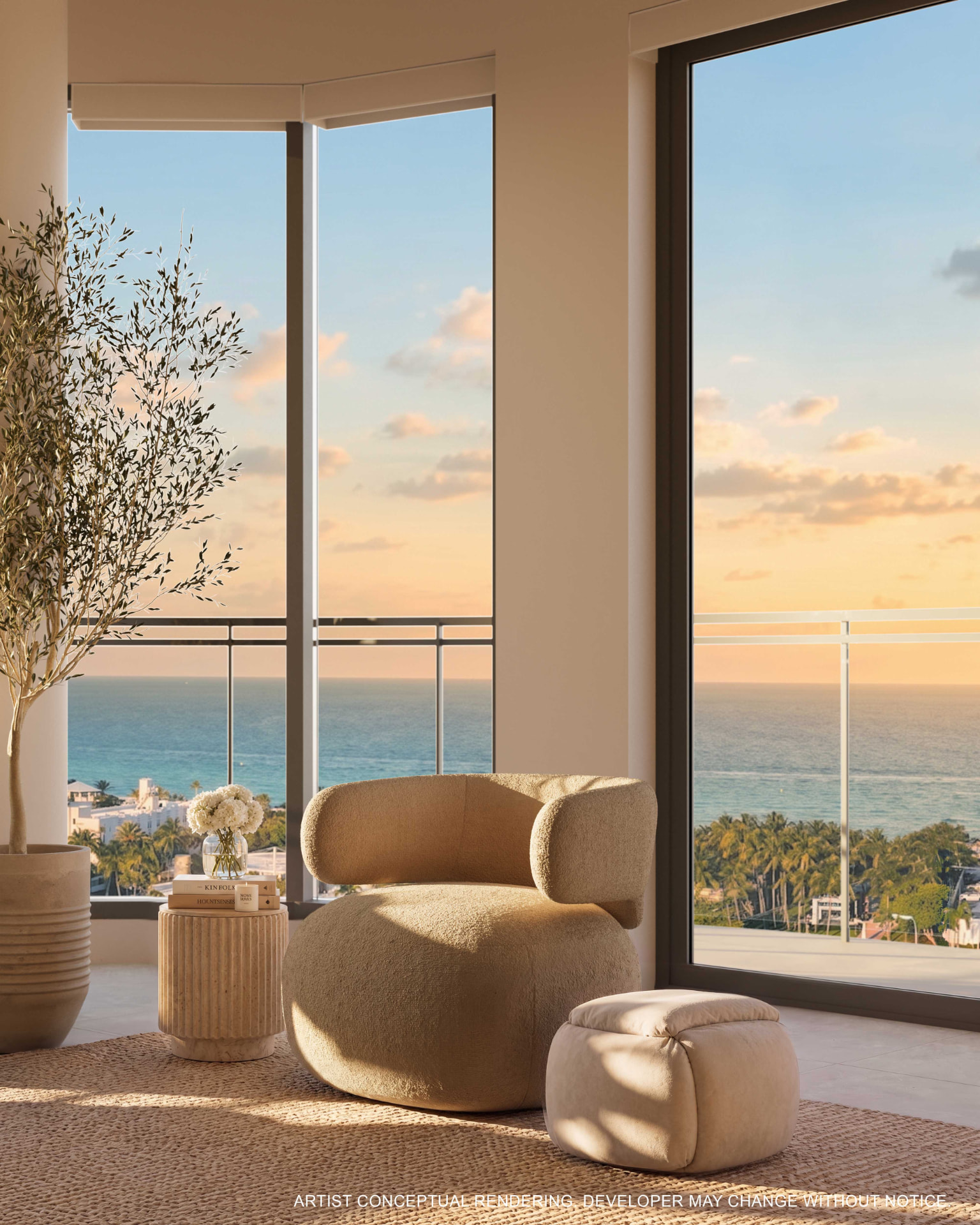 Sala de estar com poltrona e vista para o mar ao fim de tarde