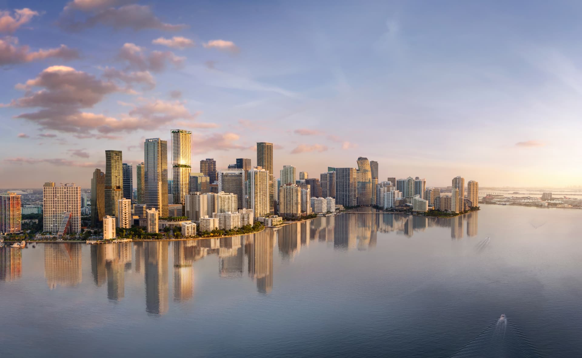 Skyline de Brickell, Miami, refletido na baía ao entardecer
