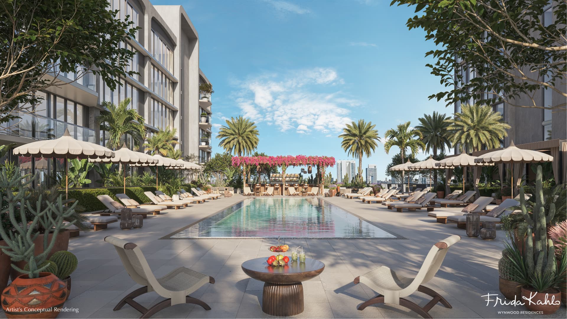 Piscina em estilo resort com espreguiçadeiras, palmeiras e vista para o skyline