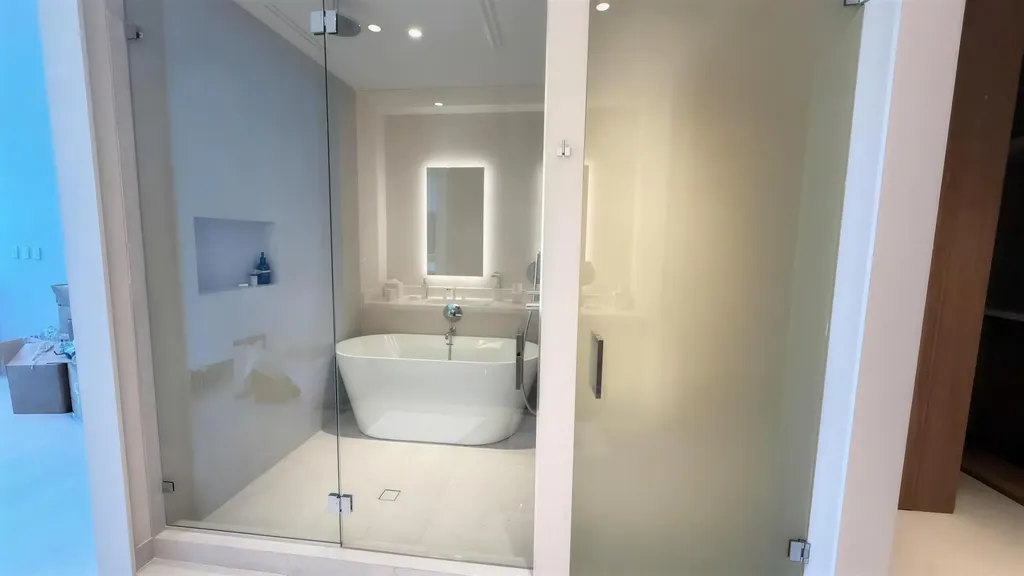 Banheiro com box de vidro e revestimento em porcelanato