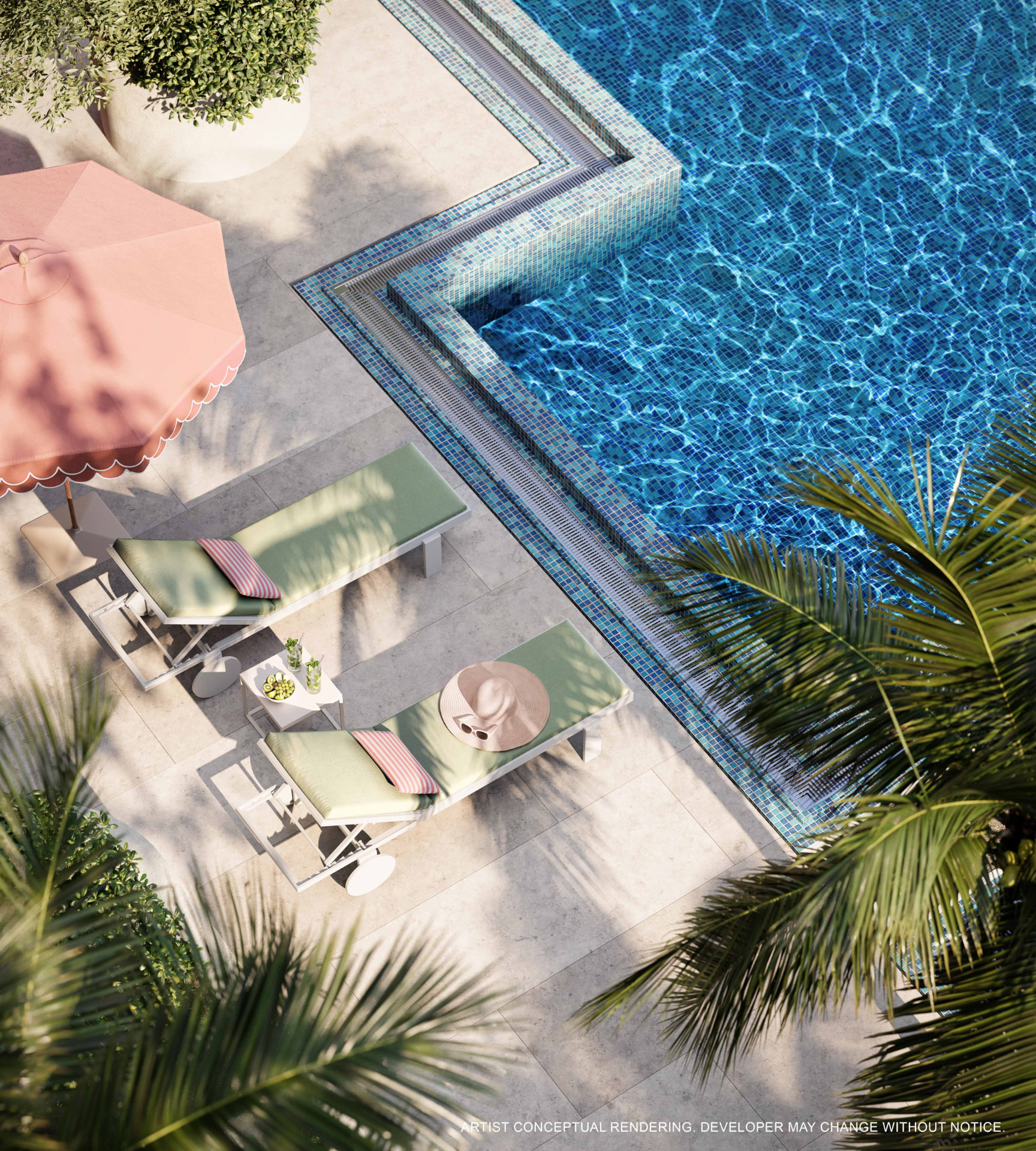 Piscina vista de cima, com espreguiçadeiras e guarda-sol ao lado